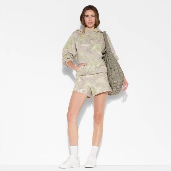 NWT Women's Oversized Hooded Pullover Sweatshirt - Wild Fable™ Camo M - Picture 3 of 3